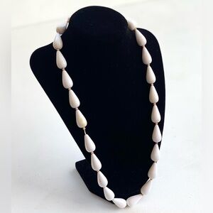 🧡 White Beaded Vintage Necklace